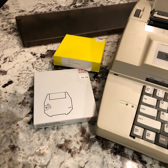 AEG Olympia Typewriter in mint condition- a must see! - Picture 3 of 3